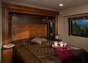 2013 Holiday Rambler Vacationer 32WBD Review | RV Guide